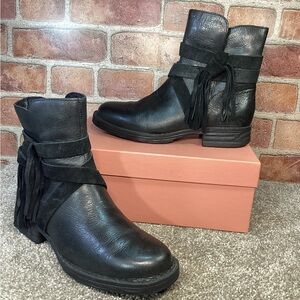 Born Perl Womens black moto boots size 6.5